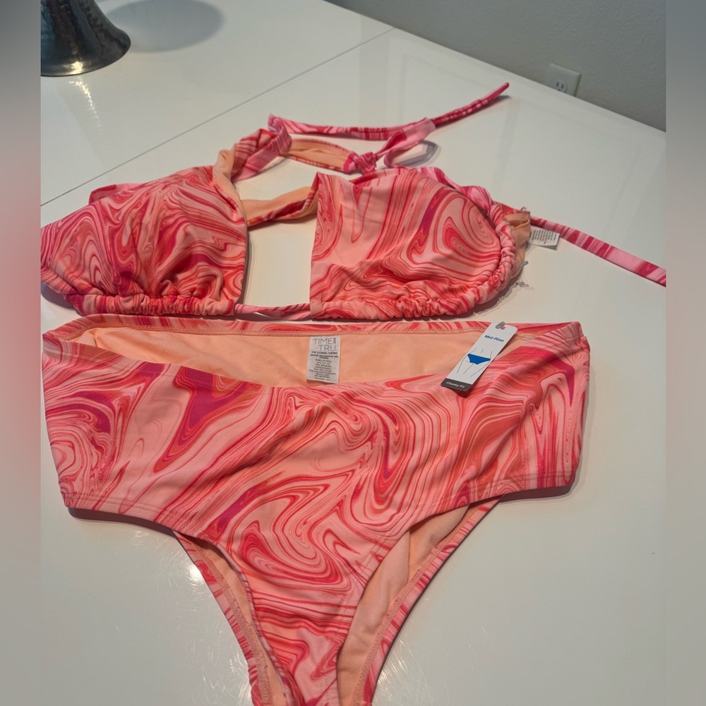 NWT Tume and Tru  Mid Rise Cheeky Fit  Bikini with Key Hole on Top.